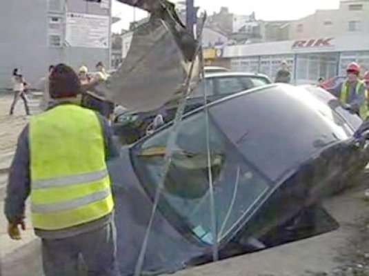 A căzut cu maşina într-un şant de 2 metri, în centrul oraşului!